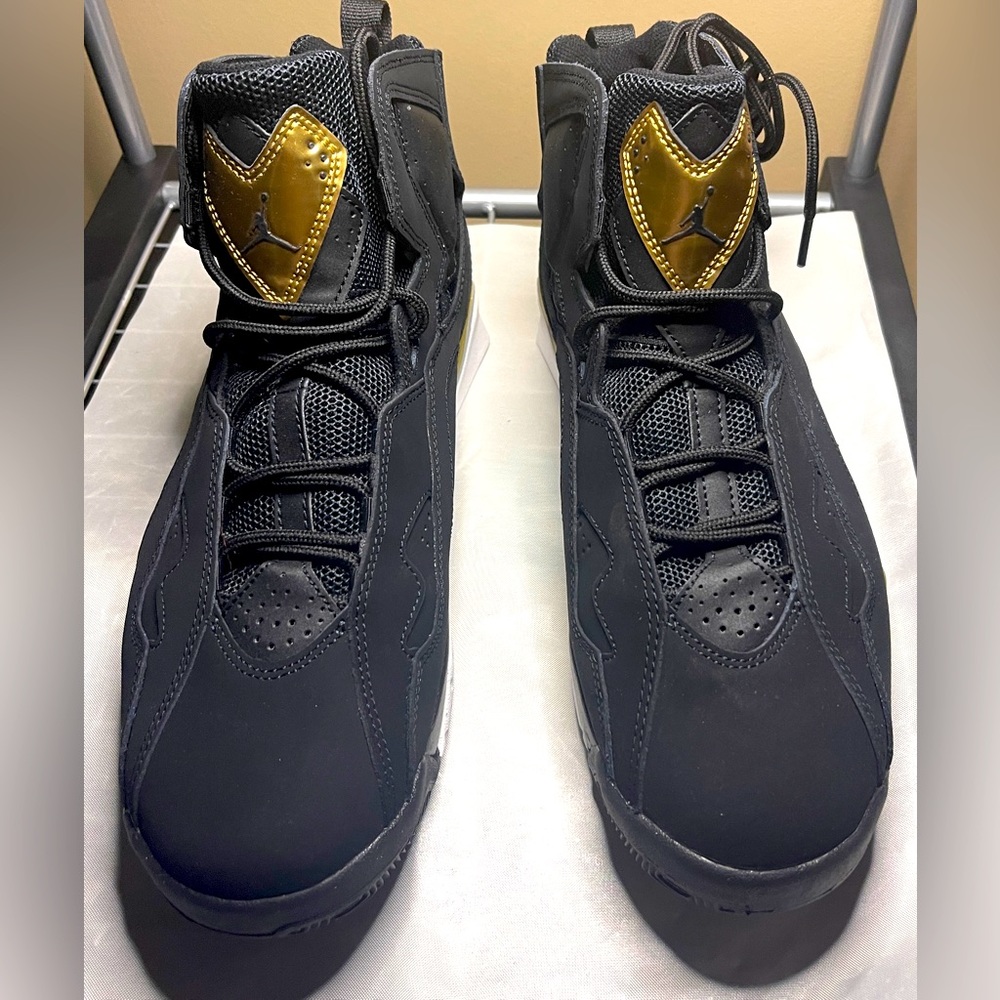 Men 10 Jordan True Flight Black Metallic Gold Sneakers NWB